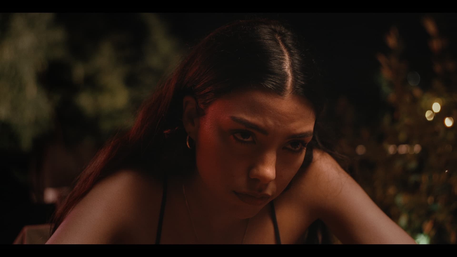 Fotograma de ficción: una mujer en primer plano