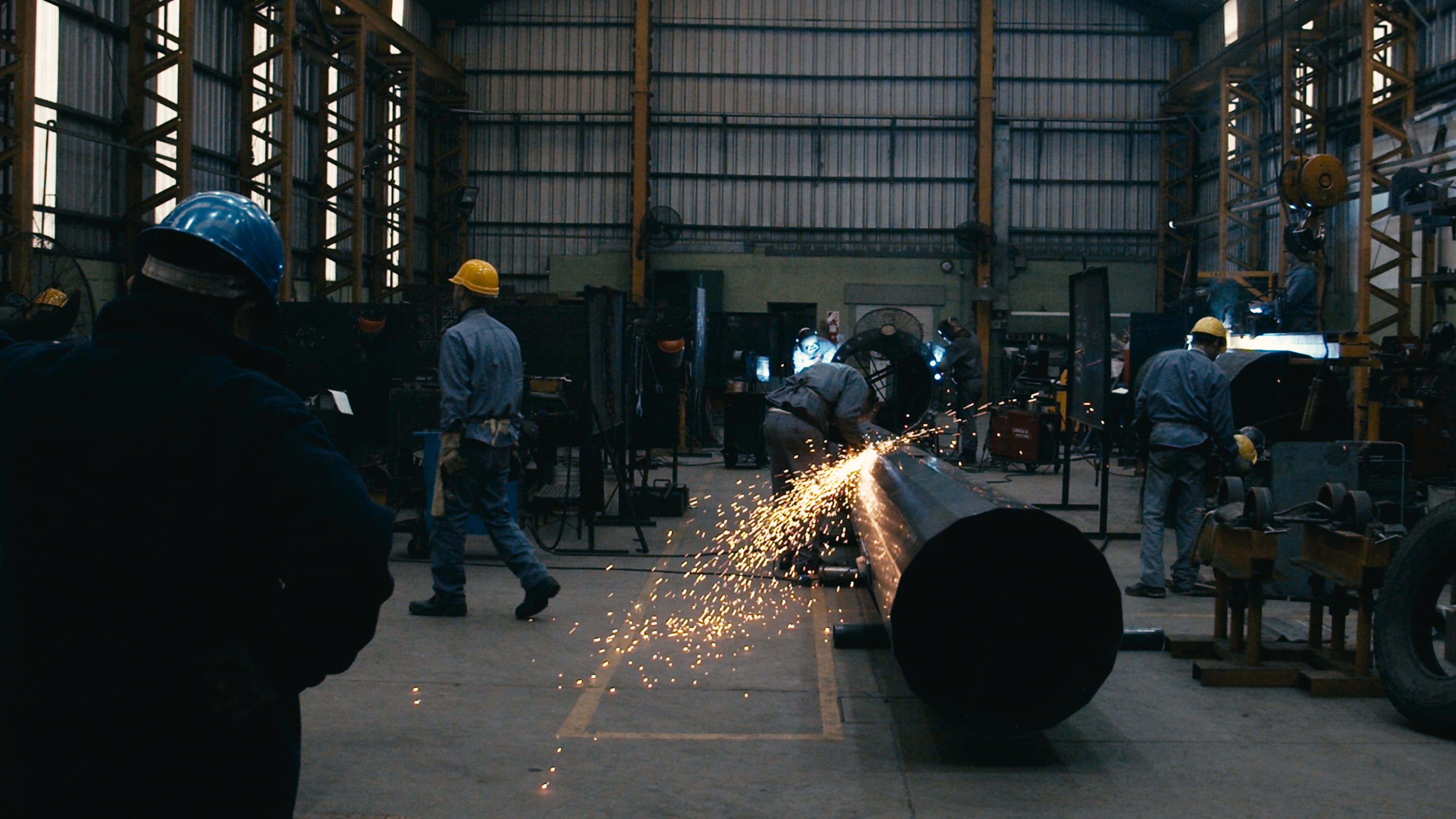 Trabajadores y soldadores en la planta industrial de Guzmán Nacich